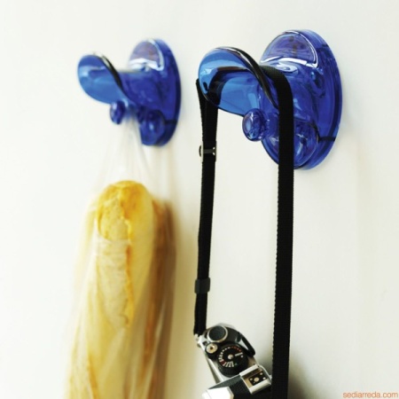 hires-wall-clothes-hook-gancho-perchero-de-pared-kartell-color-azul-oscuro-600x600