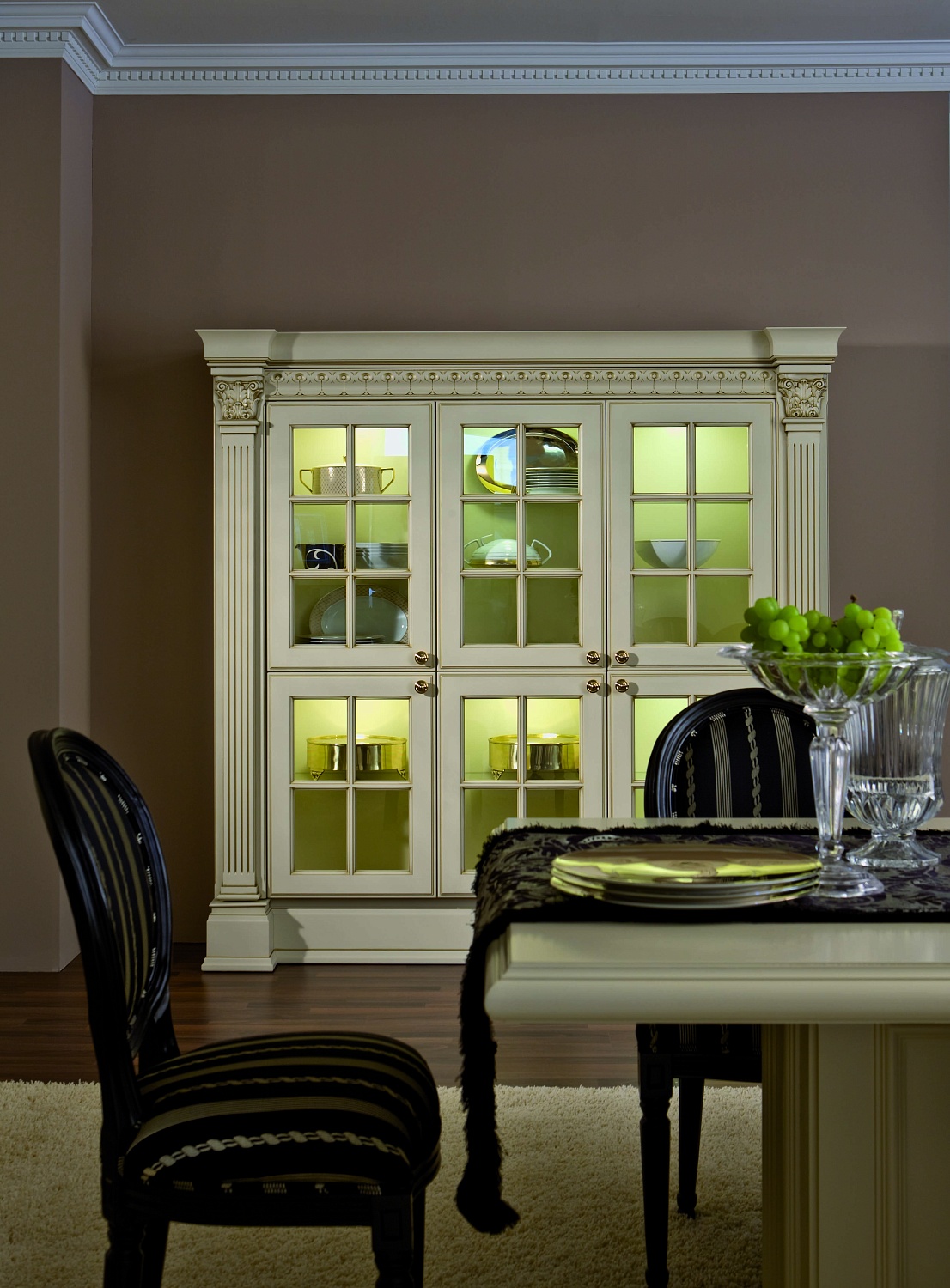 Распродажа выставочного образца витрины LEICHT VERSAILLES DE LUXE